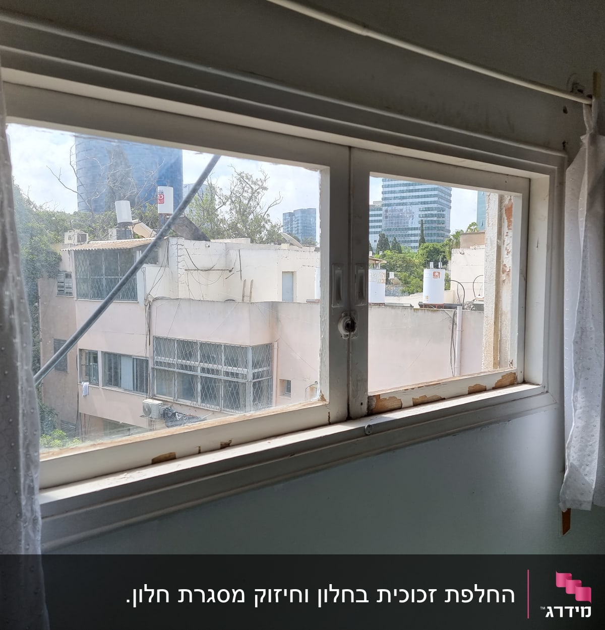 חלון זכוכית עם מסגרת עץ מתקלפת